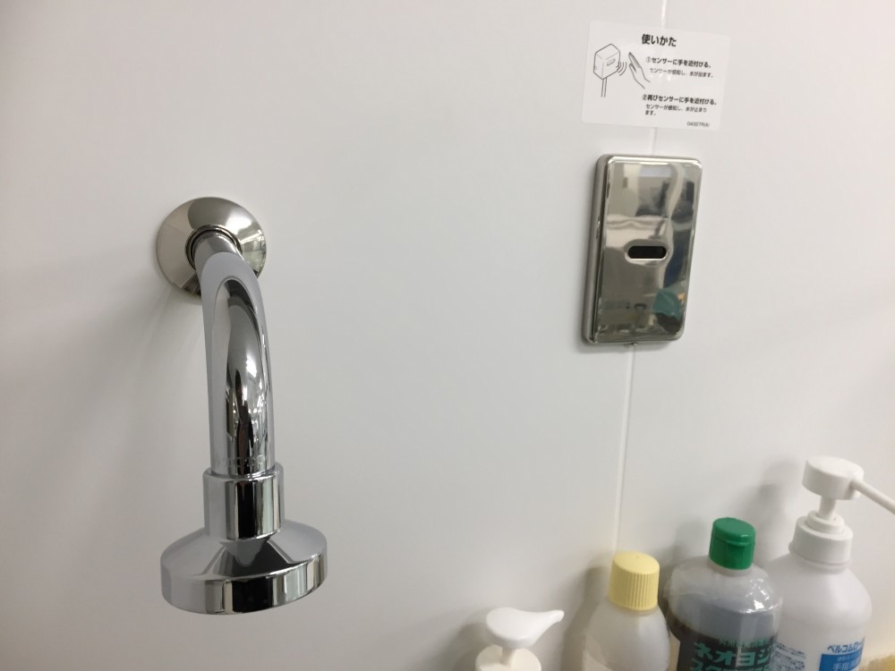 手洗い用のシャワー：赤外線のスイッチになっており手を触れずに出す止めるができる清潔！
